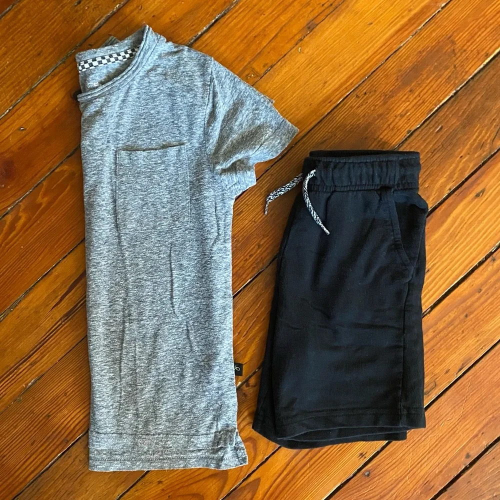 🧩3/$20 Basics Gray T-Shirt & Black Shorts Size 4-5 XS